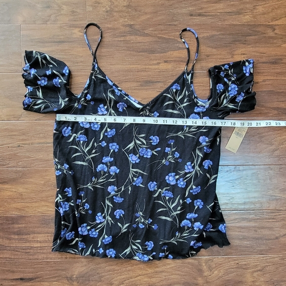 American Eagle Peek-a-Boo Flowy Short Sleeved Blouse NWT Never Worn Size Large - Picture 7 of 8